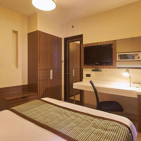 Residency Sarovar Portico Мумбаи Экстерьер фото